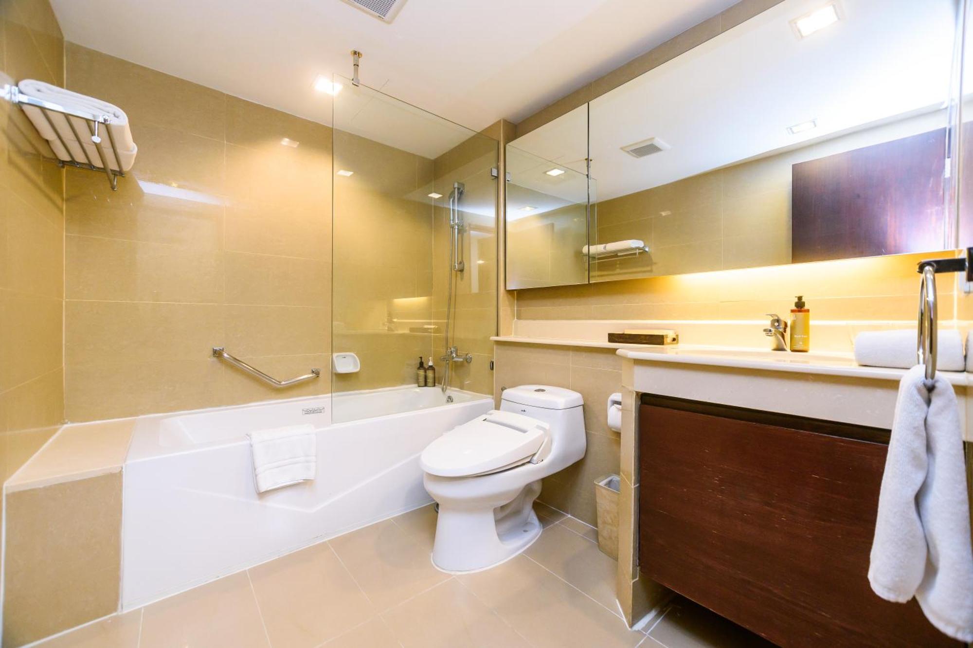 Lohas Residences Sukhumvit 2 Banguecoque Exterior foto